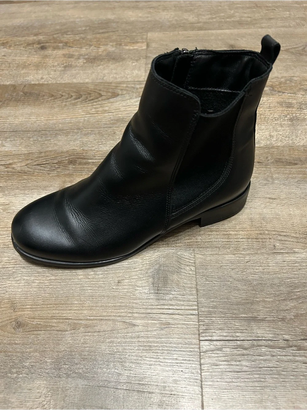 La CANADIENNE Women’s Size 8 Black Leather Chelsea Ankle Boots Pull On